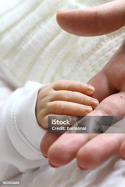 Bebé Y Madre Manos Foto de stock y más banco de imágenes de 0-11 meses - 0-11 meses, Acostado, Adulto