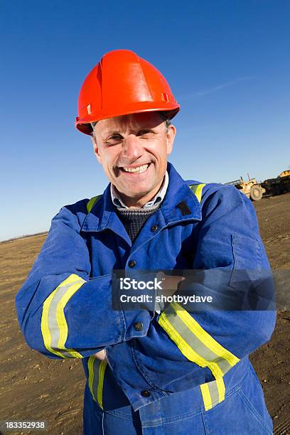 Sorridente Empresário - Fotografias de stock e mais imagens de Adulto - Adulto, Azul, Braços Cruzados