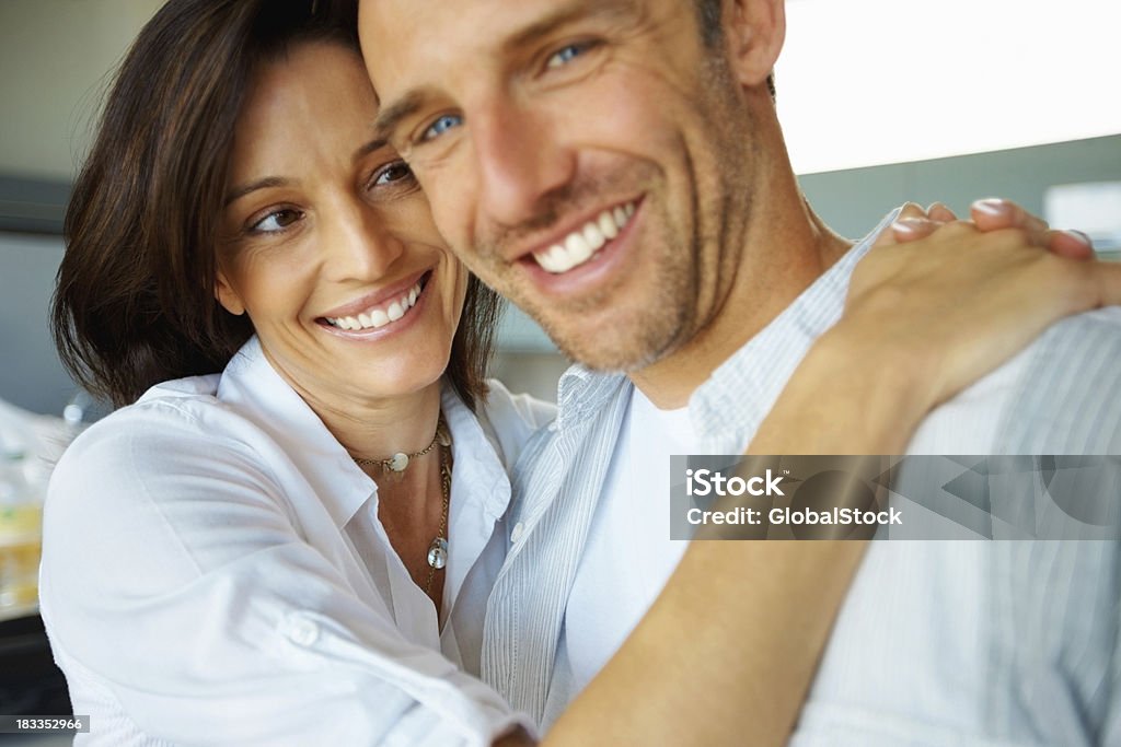 Amoroso par abrazar - Foto de stock de 40-49 años libre de derechos