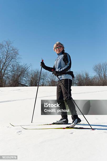 Mulher Feliz Crosscountry Ski Desporto De Inverno - Fotografias de stock e mais imagens de 30-39 Anos