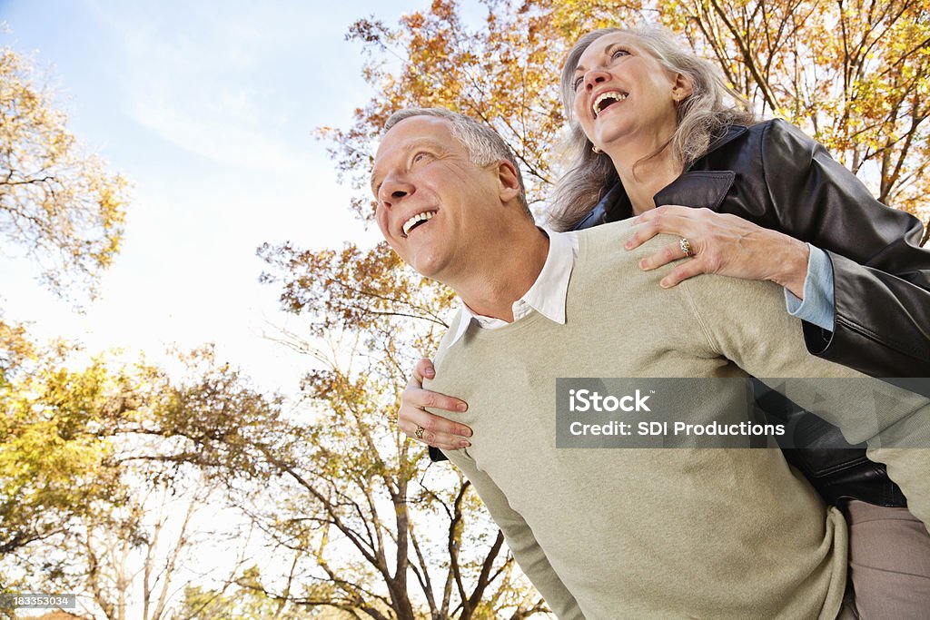 Felice coppia Senior giocare insieme all'aperto - Foto stock royalty-free di Adulto