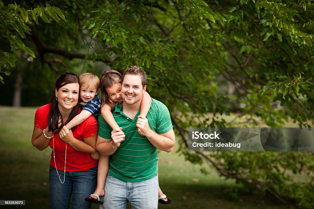 Jovem feliz família de pé juntos fora - Royalty-free 2-3 Anos Foto de stock