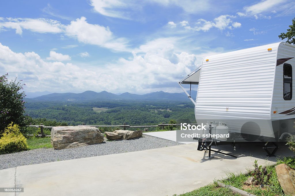 Parkmöglichkeiten für Wohnmobile und Anhänger im malerischen mountain top-Campingplatz - Lizenzfrei Anhänger Stock-Foto