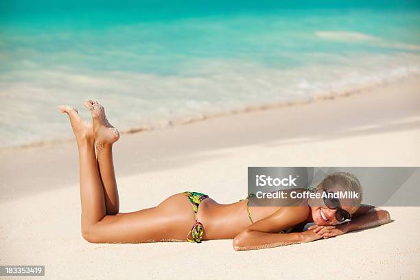 Hermosa Mujer En La Playa Foto de stock y más banco de imágenes de Individualidad - Individualidad, Vista de frente, 20-24 años