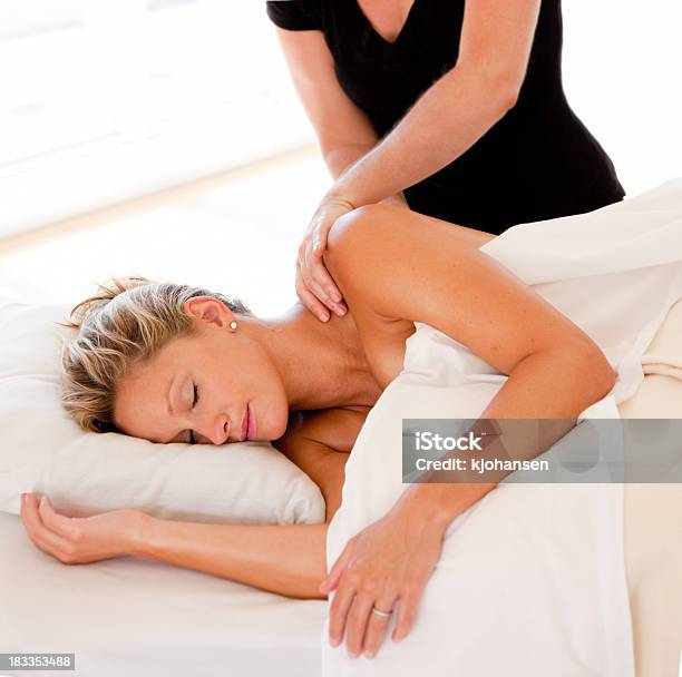 Just Married Massagem - Fotografias de stock e mais imagens de 20-29 Anos - 20-29 Anos, 25-29 Anos, Adulto