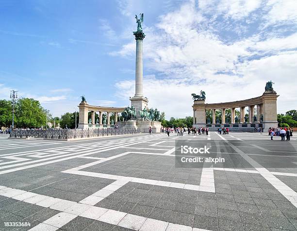 La Piazza Degli Eroi Budapest - Fotografie stock e altre immagini di Eroe - Eroe, Budapest, Piazza