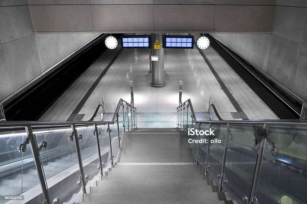 Pasos y escalera mecánica, y la estación del metro - Foto de stock de Aeropuerto libre de derechos