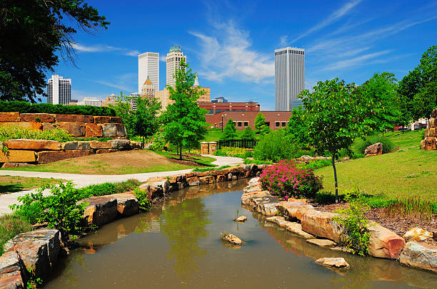 タルサの街並みと公園 - oklahoma ストックフォトと画像