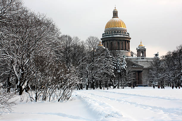 istock Saint Isaac's Cathedral in Winter (St. Petersburg, Russia) 183353741