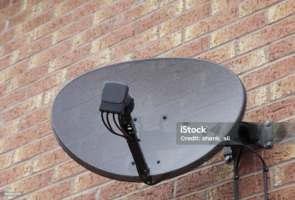 Maison par satellite dish - Photo de Antenne parabolique libre de droits