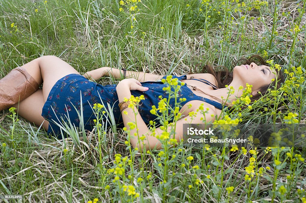 Allongez-vous sur l'herbe - Photo de Adolescence libre de droits