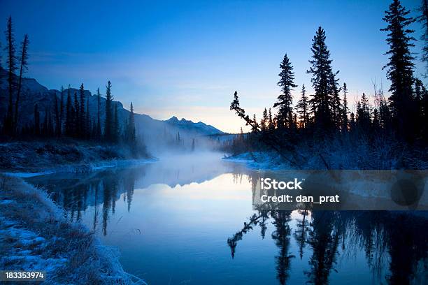 Ersten Ampel Auf Der Mountain River Stockfoto und mehr Bilder von Winter - Winter, Fluss, Kanada