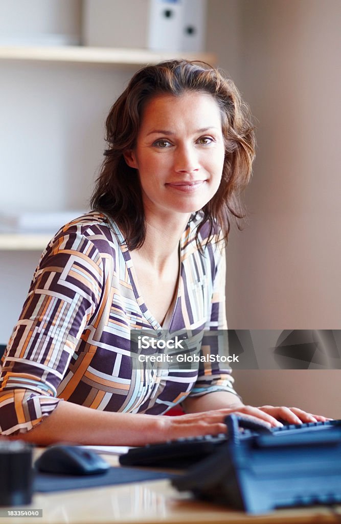 Mulher de Negócios no escritório com um computador de secretária - Royalty-free Administrador Foto de stock