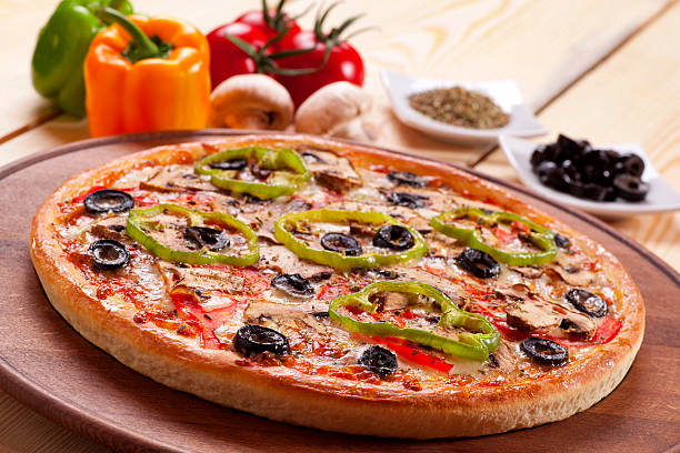 pizza funghi - pepperoni pizza green olive italian cuisine tomato sauce foto e immagini stock