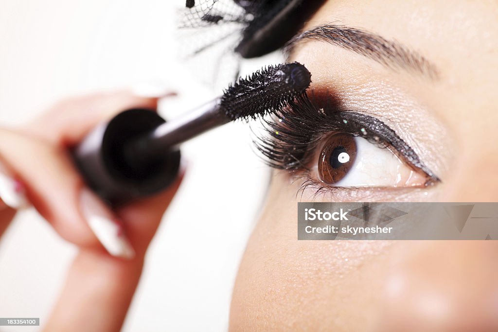 Mujer joven con máscaras para su eyelashes. - Foto de stock de Cepillo maquillador libre de derechos