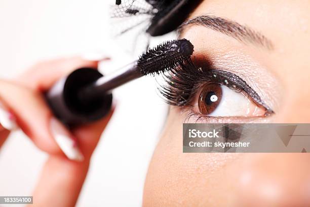 Mujer Joven Con Máscaras Para Su Eyelashes Foto de stock y más banco de imágenes de Cepillo maquillador - Cepillo maquillador, Delineador de ojos, Ojo