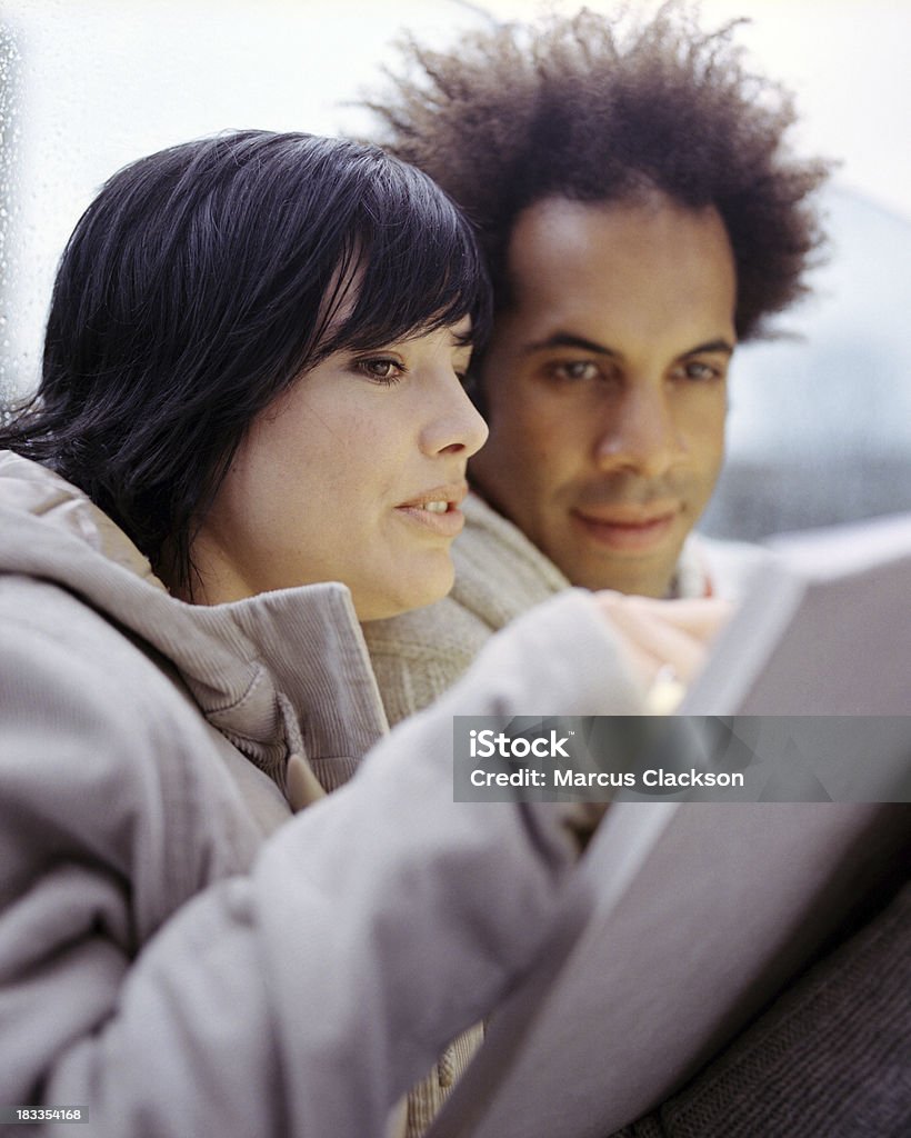 Par de planificación para el futuro. - Foto de stock de 20-24 años libre de derechos