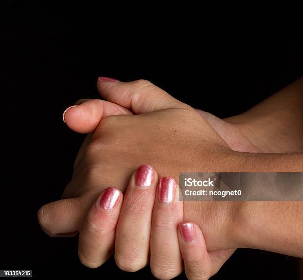 Clasping Womans Mãos - Fotografias de stock e mais imagens de Amor - Amor, Beleza, Catolicismo