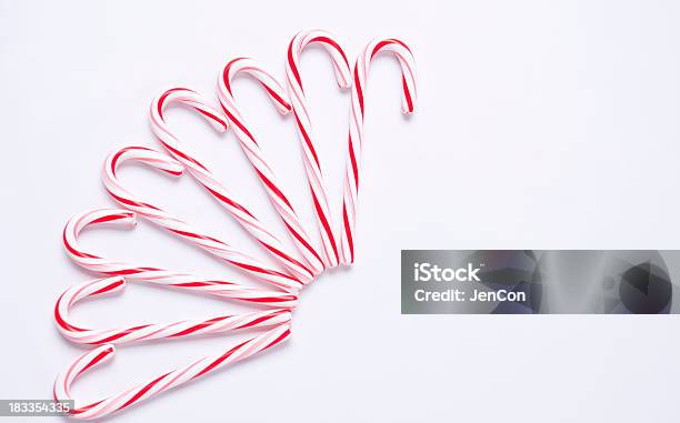 Photo libre de droit de Candy Canes En Demicercle Avec Espace Pour Copie banque d'images et plus d'images libres de droit de Aliment - Aliment, Aliments et boissons, Blanc