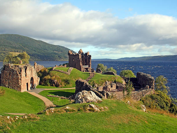 castello di urquhart, scozia - scotland castle loch ness urquhart castle foto e immagini stock