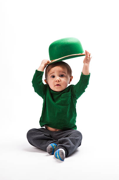 Junge holding Leprechaun-Kobold Hut – Foto