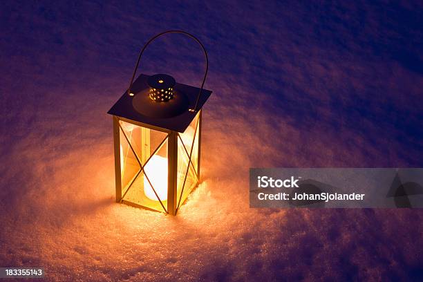 Linterna De Las Velas En La Nieve En El Crepúsculo Foto de stock y más banco de imágenes de Linterna - Linterna, Nieve, Vela - Equipo de iluminación