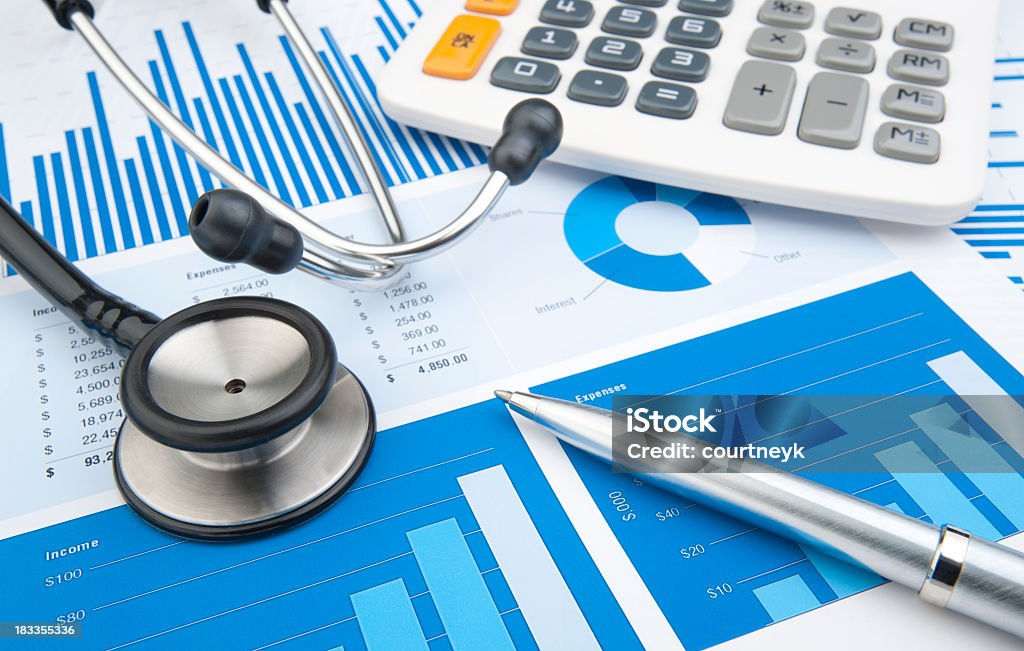 Stethoskop und Finanzbericht, Rechner, Stift - Lizenzfrei Gesundheitswesen und Medizin Stock-Foto