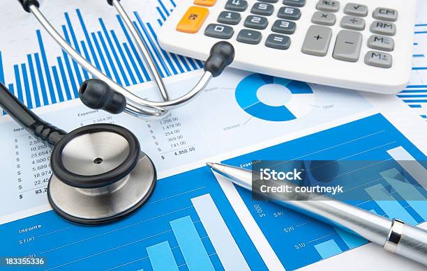 Stethoskop Und Finanzbericht Rechner Stift Stockfoto und mehr Bilder von Gesundheitswesen und Medizin - Gesundheitswesen und Medizin, Finanzen, Haushaltskosten