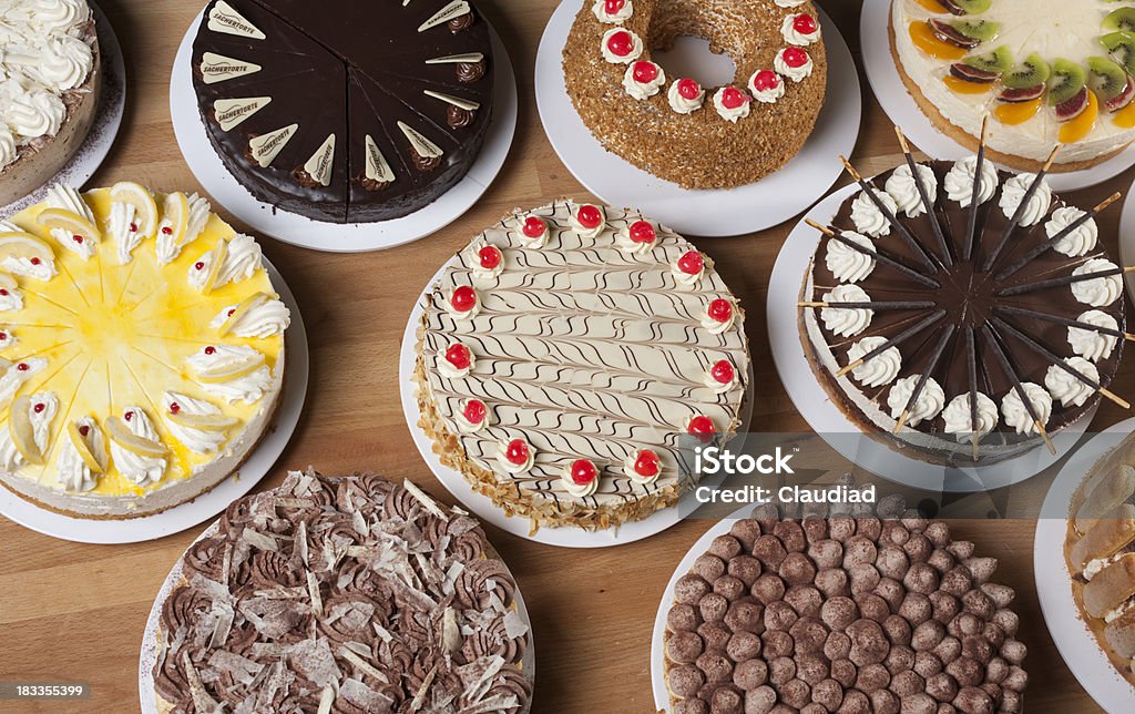 Différents types de gâteau sur une table - Photo de Pâtisserie libre de droits