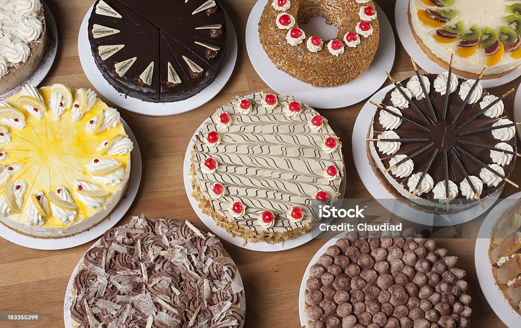 Różne rodzaje ciasto na stole - Zbiór zdjęć royalty-free (Ciasto)