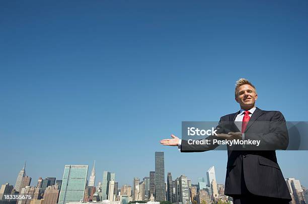 Uśmiechająca Się Biznesmen Gesty W Kierunku Skyline Miejsce Na Tekst - zdjęcia stockowe i więcej obrazów Agent nieruchomości