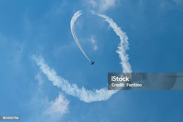 Воздушный Акробат Loop — стоковые фотографии и другие картинки Самолёт - Самолёт, Аэробатика, Маленький