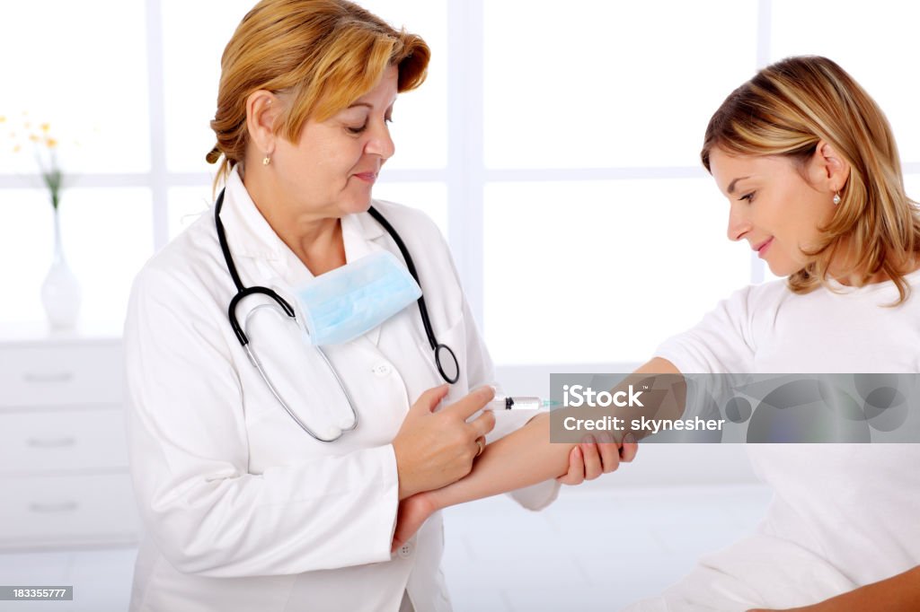 Arzt eine Spritze auf Patienten geben - Lizenzfrei Arbeiten Stock-Foto