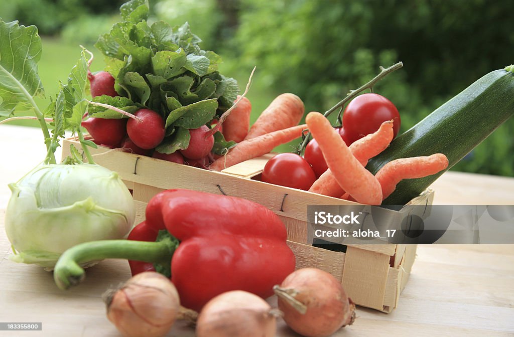 Recém-colhidas produtos hortícolas na mesa - Royalty-free Alimentação Saudável Foto de stock