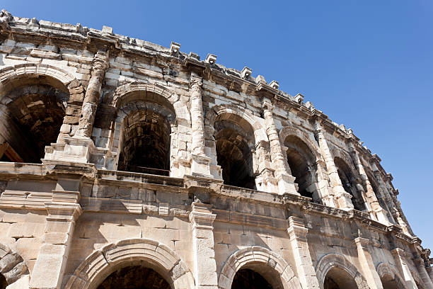 vecchio coliseum a nimes, francia - aqueduct roman ancient rome pont du gard foto e immagini stock