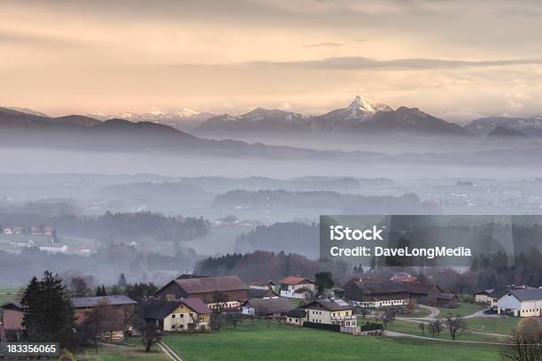 Foto de Alpina Paisagem e mais fotos de stock de Nevoeiro - Nevoeiro, Província de Salzburgo, Aldeia