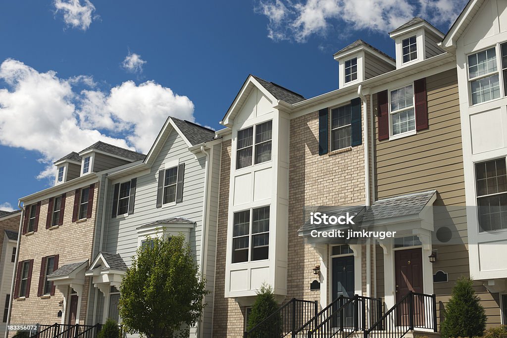 Fila de townhomes en 6 unidades estructura residencial. - Foto de stock de Casa libre de derechos