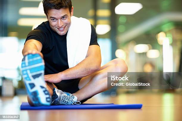 Uomo Sorridente Mentre Fa Stretching - Fotografie stock e altre immagini di Abbigliamento sportivo - Abbigliamento sportivo, Adulto, Allegro