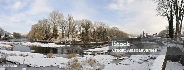 Photo libre de droit de Frozen Rivière Dee De Llangollen banque d'images et plus d'images libres de droit de Arbre - Arbre, Blanc, Caernarfon