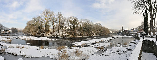 冷凍川 dee でランゴスレン - dee river river denbighshire wales ストックフォトと画像