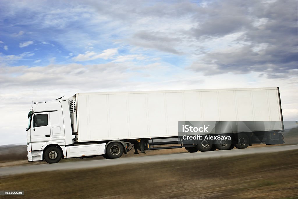 ホワイトの高いフルトラック - トラックのロイヤリティフリーストックフォト