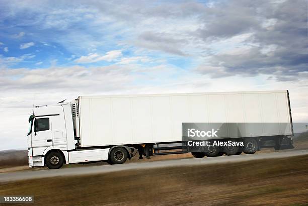 ホワイトの高いフルトラック - トラックのストックフォトや画像を多数ご用意 - トラック, 横からの視点, 白色