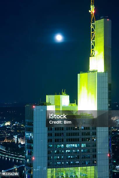 Plano Aproximado De Escritório Torre À Noite Em Frankfurt Alemanha - Fotografias de stock e mais imagens de Alemanha