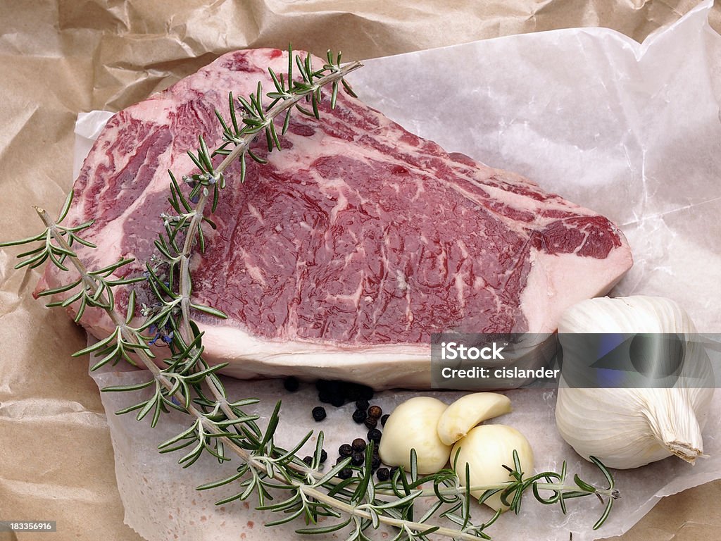 Strip Steak de qualité certifié USDA. - Photo de Ail - Légume à bulbe libre de droits