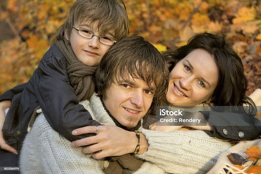 Forte famiglia - Foto stock royalty-free di Abbracciare una persona