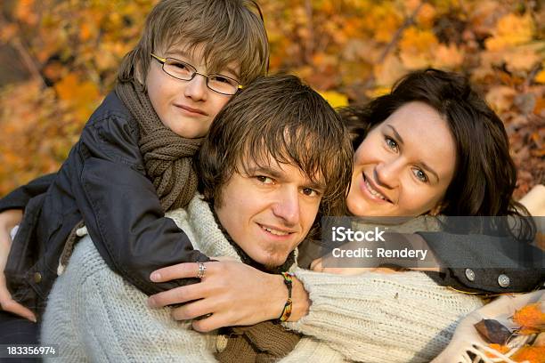 Forte Famiglia - Fotografie stock e altre immagini di Abbracciare una persona - Abbracciare una persona, Adulto, Allegro