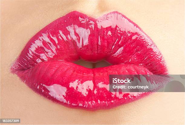 Plano Aproximado De Uma Womans Faneca Lábios Vermelhos - Fotografias de stock e mais imagens de Adulto
