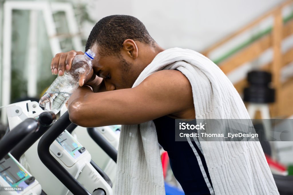 Prendendo una pausa dopo l'allenamento - Foto stock royalty-free di 20-24 anni