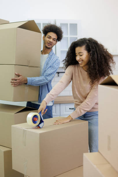 mudanza a un nuevo apartamento. pareja feliz, un hombre y una mujer afroamericanos - moving house physical activity real estate couple fotografías e imágenes de stock