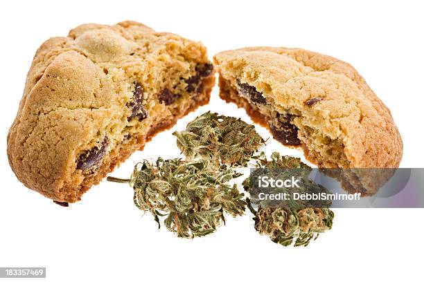 Macro Cannabis Allacciate Biscotto Con Gocce Di Cioccolato - Fotografie stock e altre immagini di Cibo